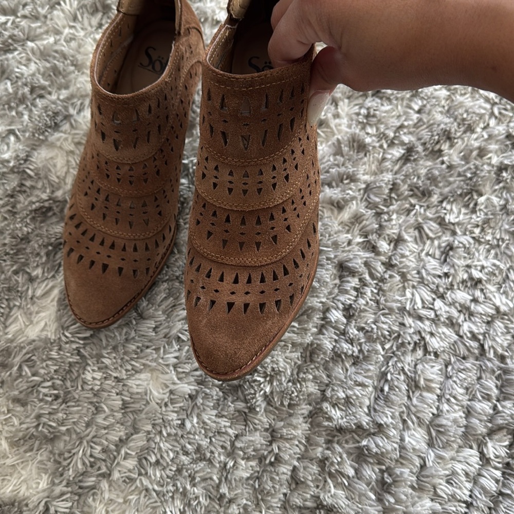 Sofft Westwood II 2 Pergorated Ankle Booties - Picture 5 of 10